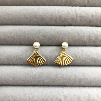 Pair of pearl jewelry gold sea shell earrings 