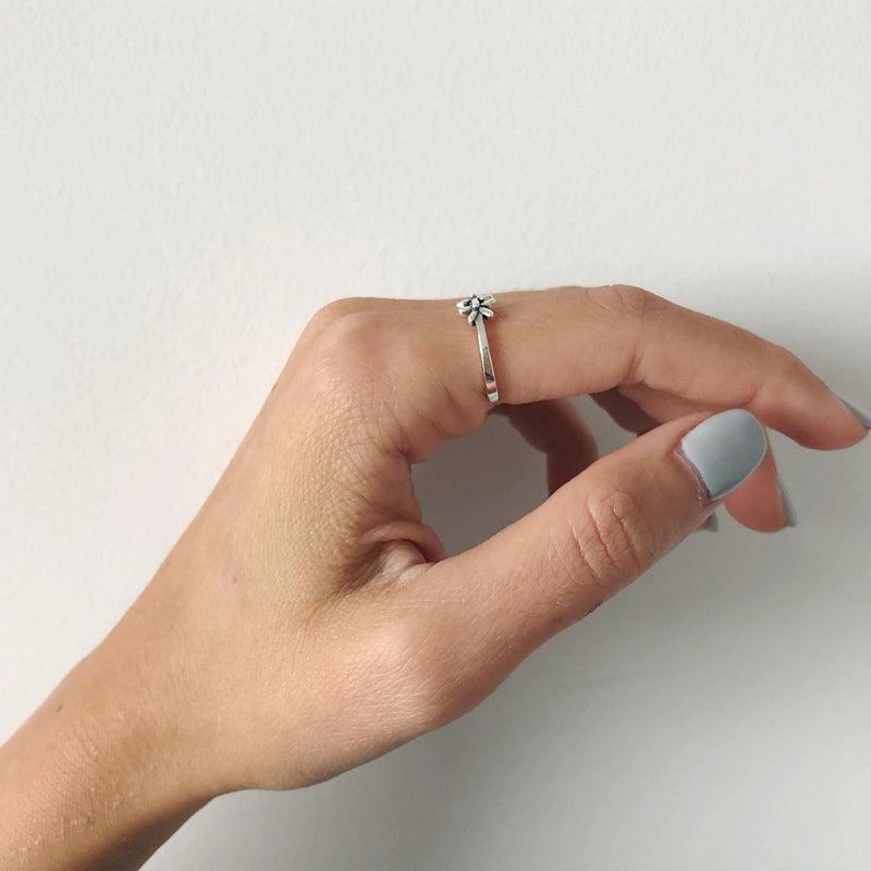 Feminine Floral Ring with Intricate Daisy Flower Pattern in 925 Sterling Silver